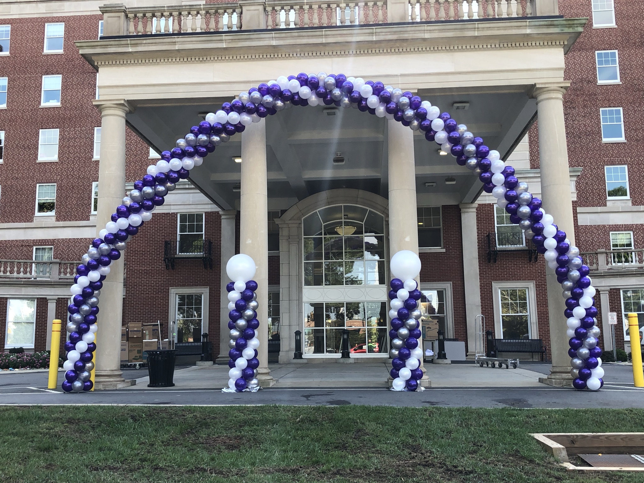 Balloon columns and Arch, Balloon with Attitude